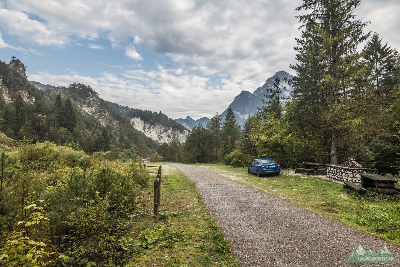 Príjemné ráno na opustenom parkovisku. V pozadí  Monte Pisimoni