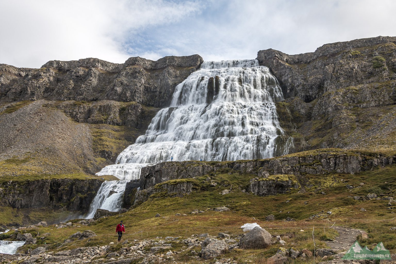 60 metrov široká kaskáda vodopádu Dynjandi;     Foto: epicadventures.sk 