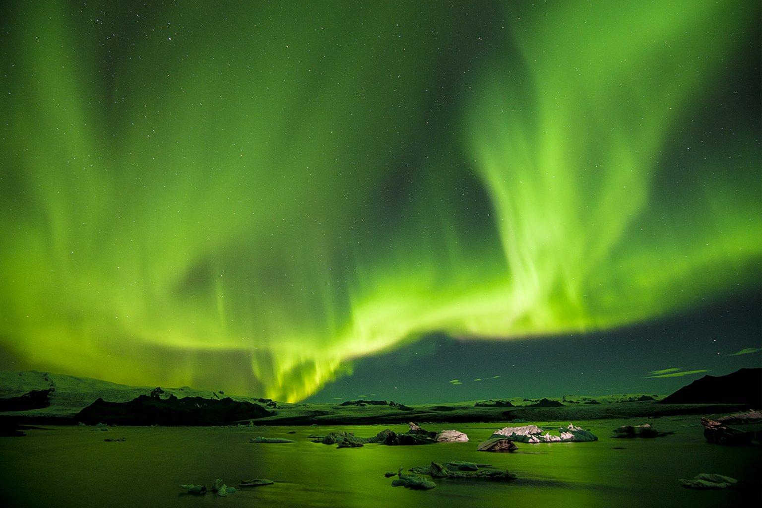 Polárna žiara nad ľadovcovou lagúnou Jökulsárlón;     Foto: wikimedia.org