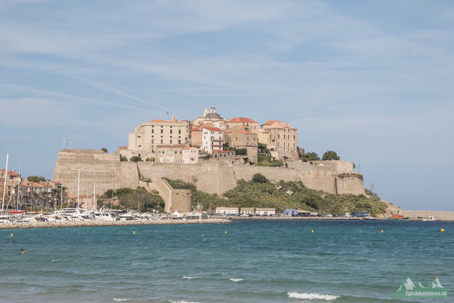Výhľad z pláže na citadelu v Calvi