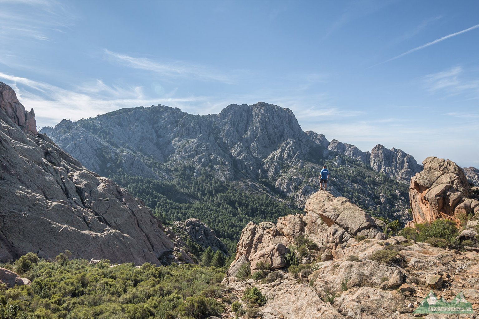 Výhľad na Capu di u Vitullu (1331 m n.m.) počas výstupovej trasy