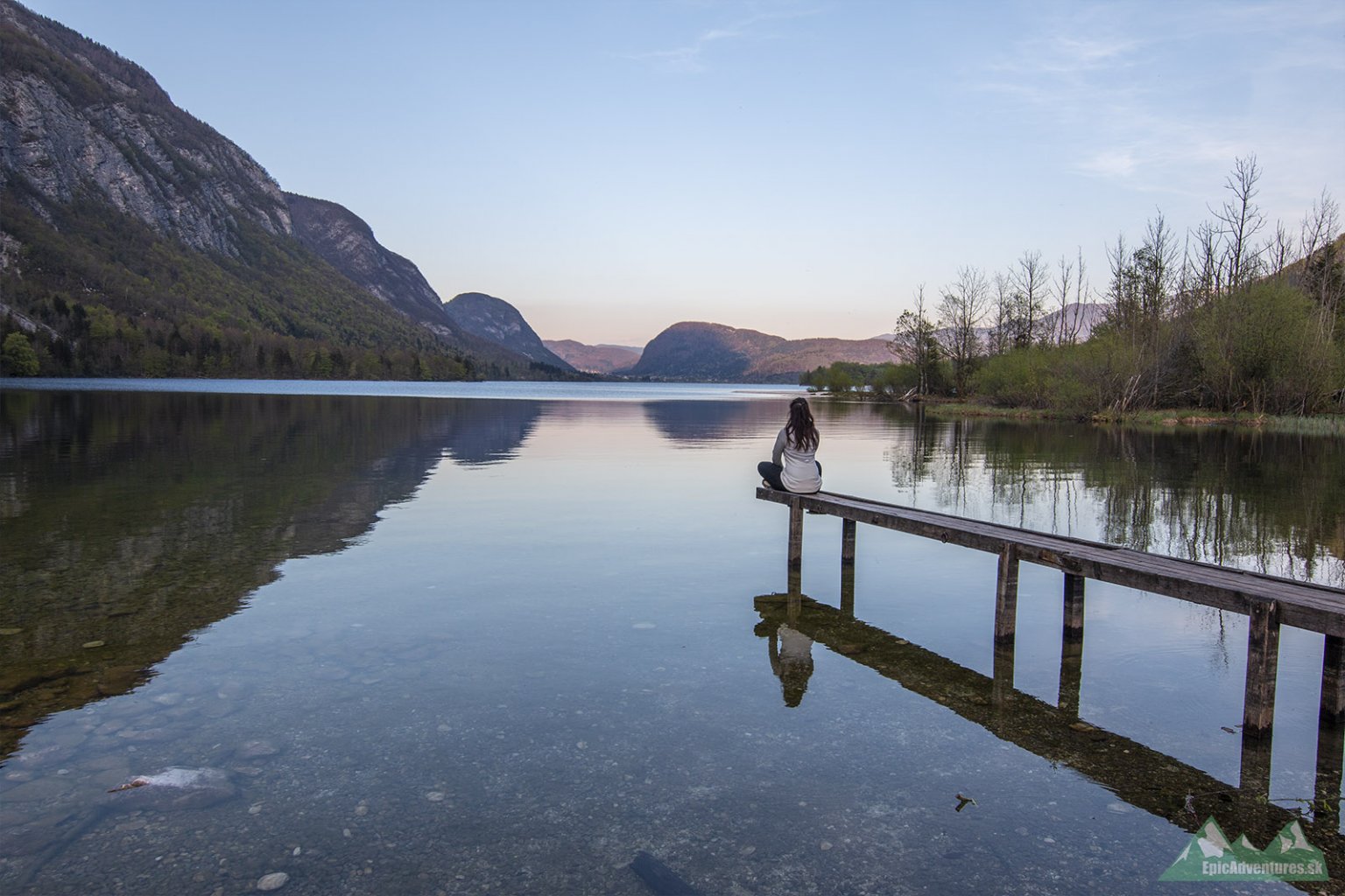 Bohinjské jazero pri západe slnka;     Foto: epicadventures.sk