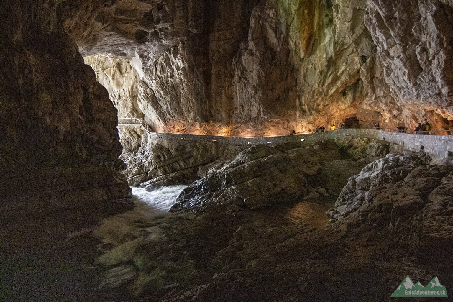 Obrovský podzemný kaňon, cez ktorý vedie jeden z okruhov v Škocjanských jaskyniach;     Foto: epicadventures.sk