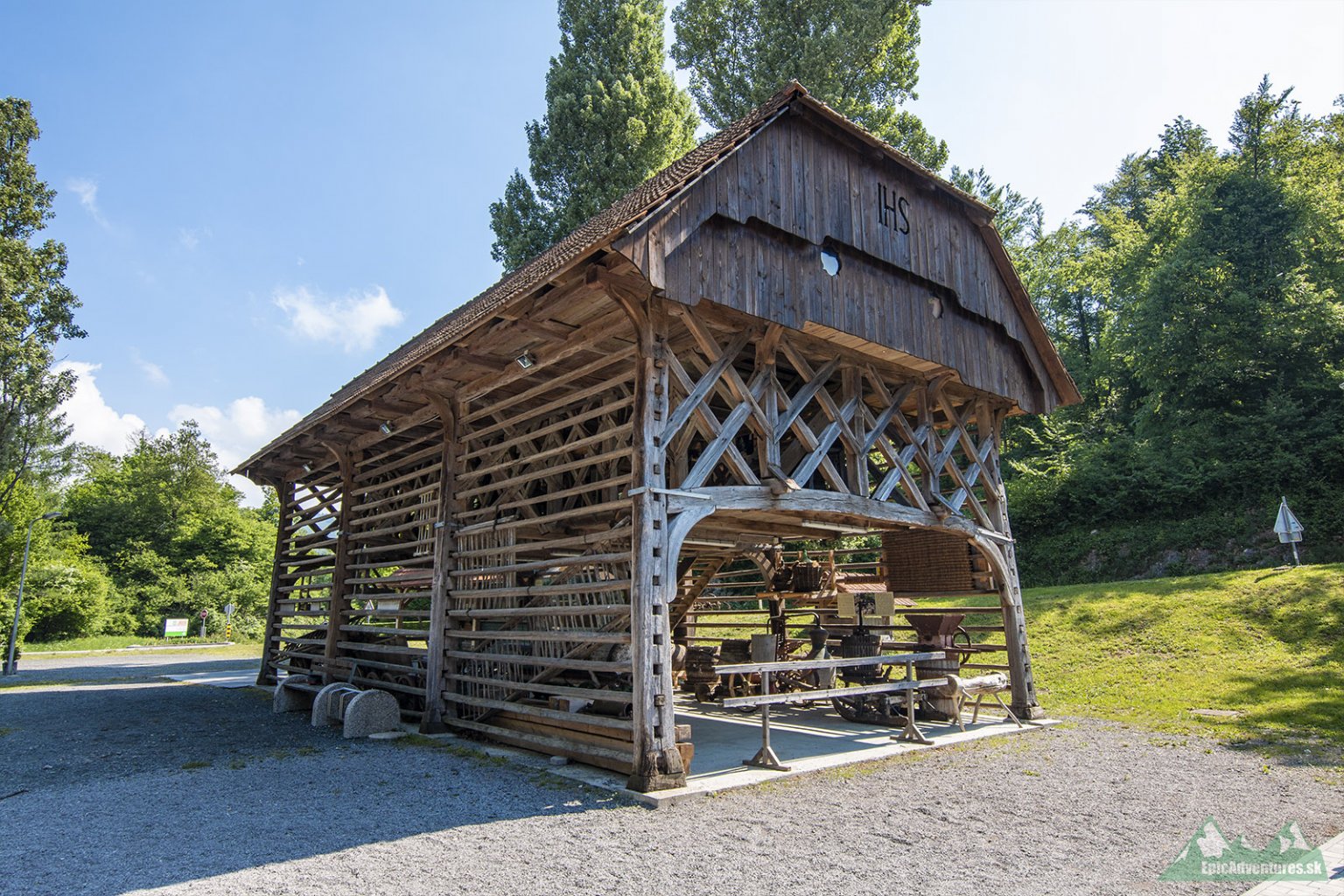 Tradičný kozolec, ktorý je typický pre slovinský vidiek. Slúžil prevažne na sušenie sena, obilia a kukurice;    Foto: epicadventures.sk
