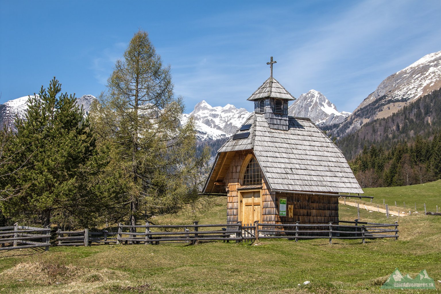 Drevená kaplnka na planine Uskovnica;     Foto: epicadventures.sk