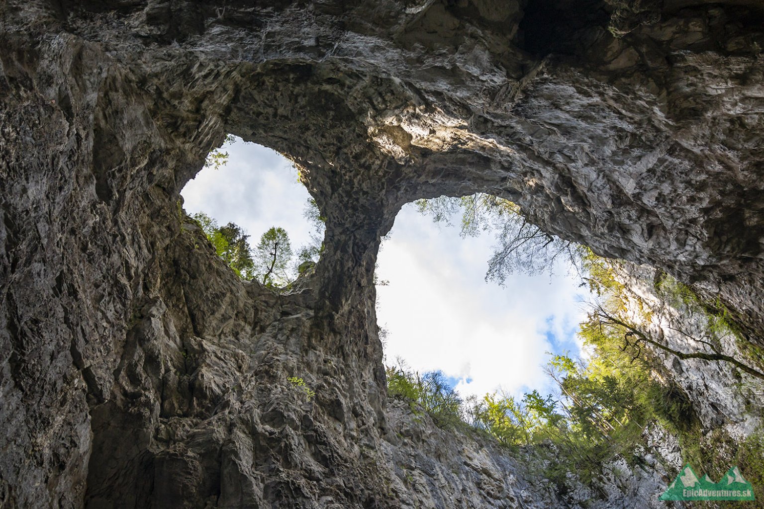 Malý skalný most, ktorý môžete obdivovať zo dna priepasti; Foto:epicadventures.sk