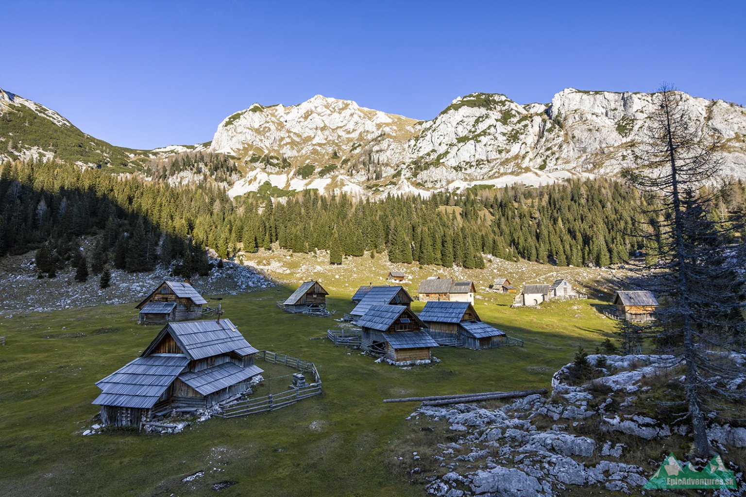 V jesenných mesiacoch zahalia planinu tiene okolitých hôr už v skorých poobedných hodinách; Foto:epicadventures.sk