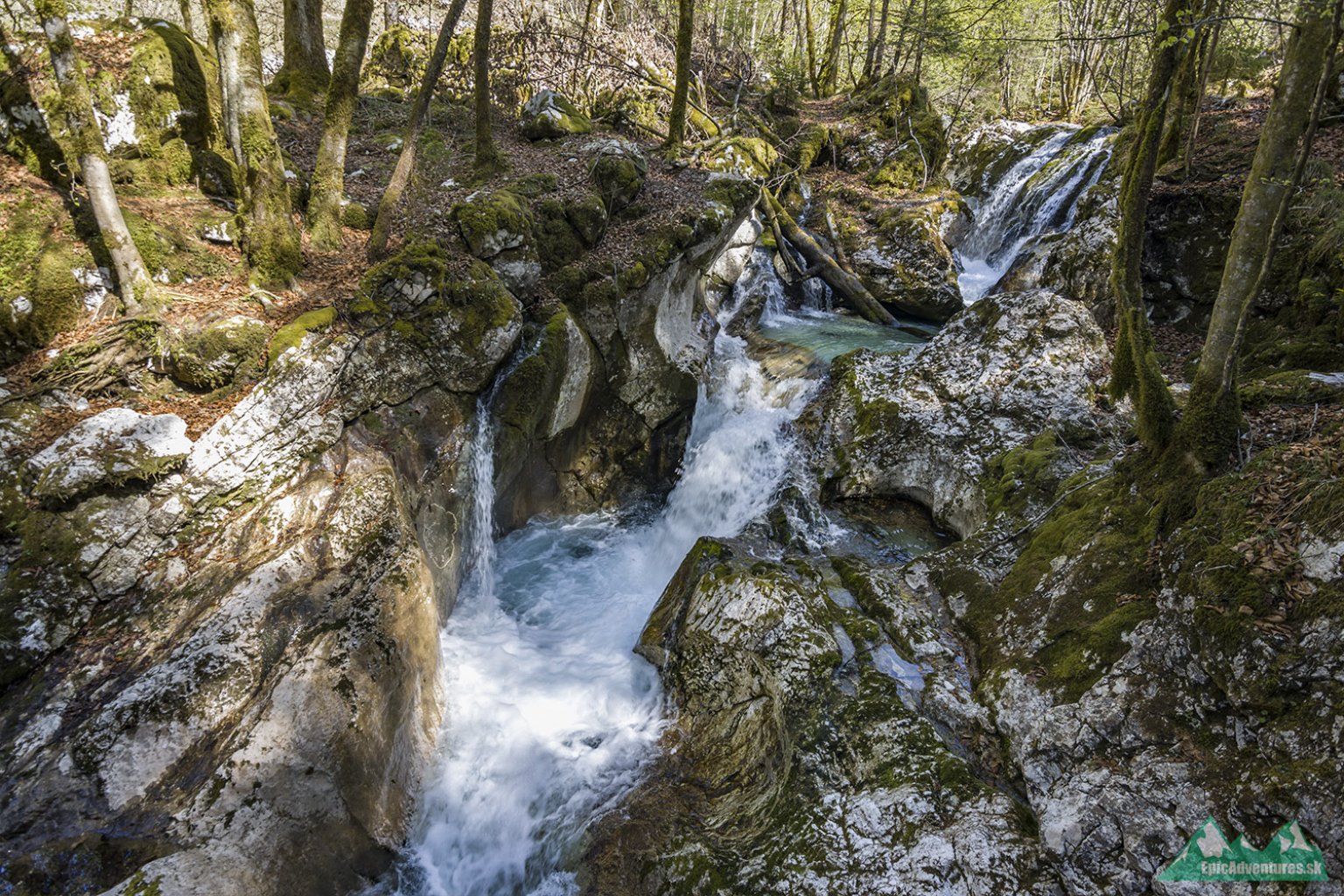 Rieka vyhĺbila do podložia hlboké koryto; Foto:epicadventures.sk