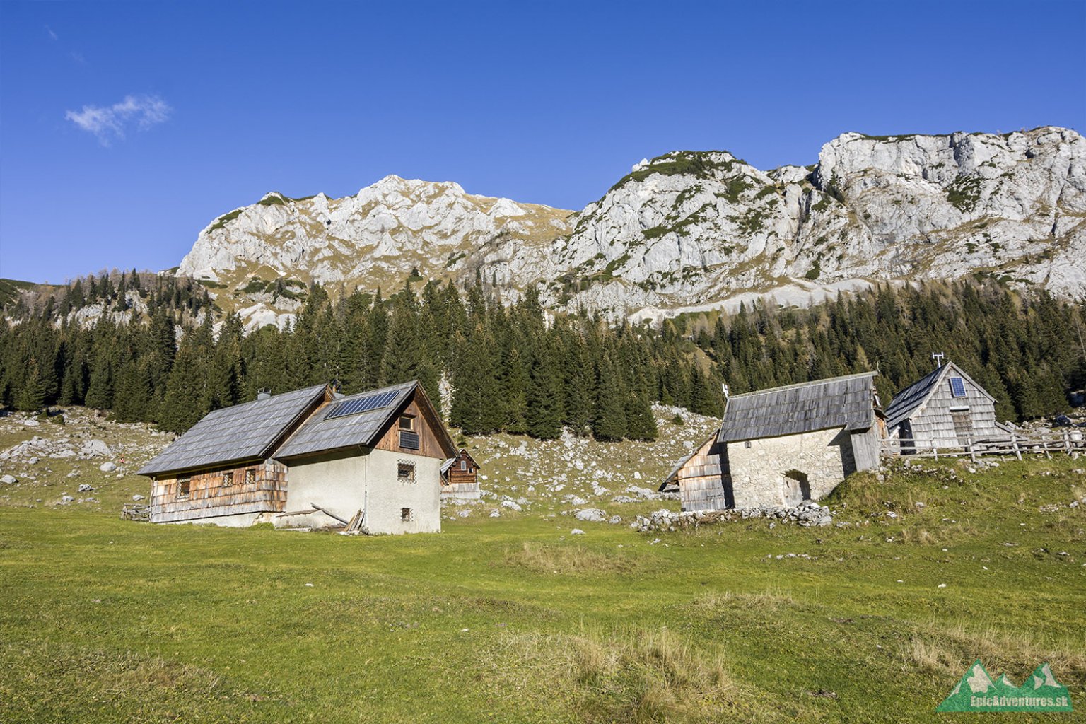 V pozadí hrebeň Ogradi (2087 m); Foto:epicadventures.sk