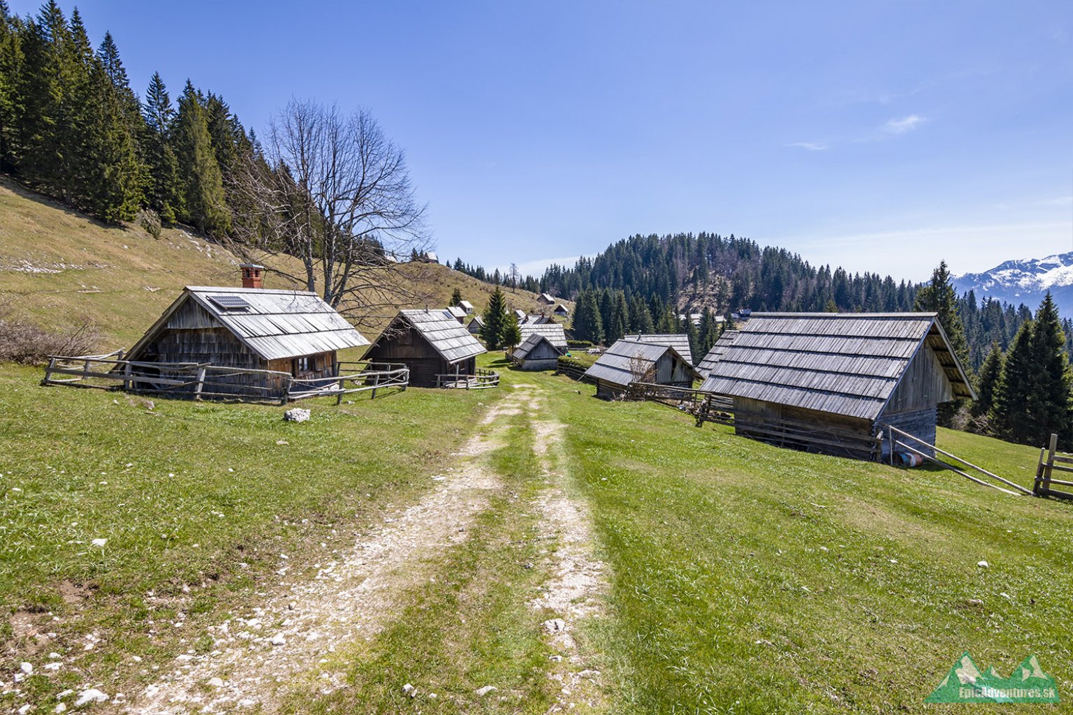 Cesta cez planinu vedie rovno medzi drevenicami; Foto:epicadventures.sk