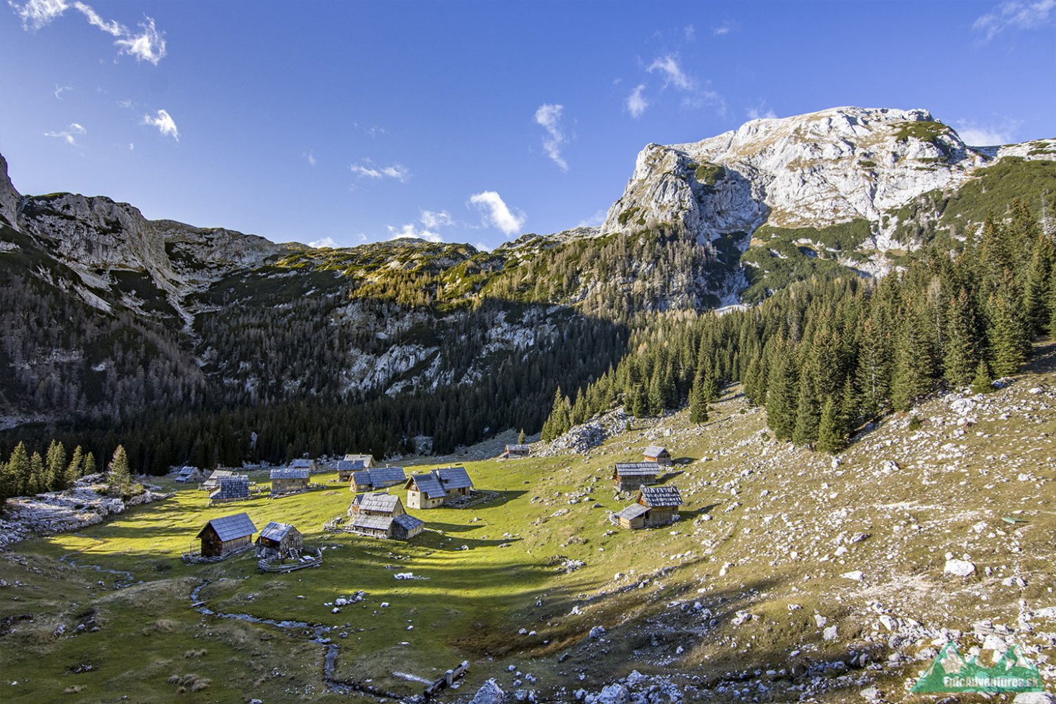 Planina s masívom Debeli Vrh (2302 m); Foto:epicadventures.sk