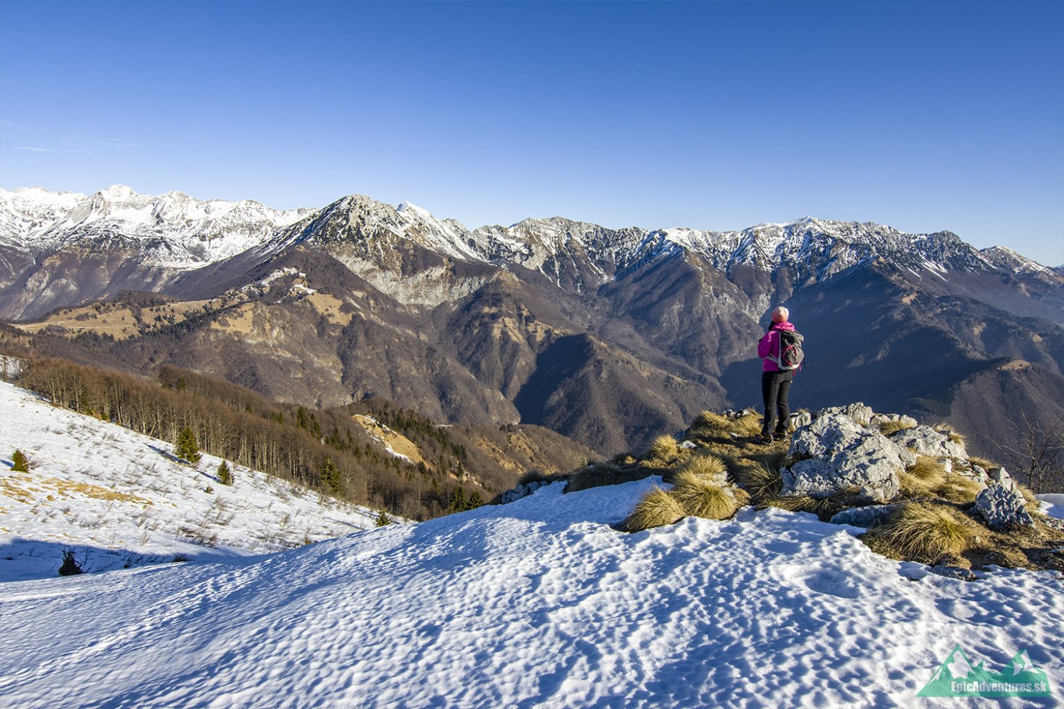 Počas výstupu sa objavujú nádherné výhľady, napríklad aj tento na hrebeň Dolného Bohinjského pohoria; Foto:epicadventures.sk