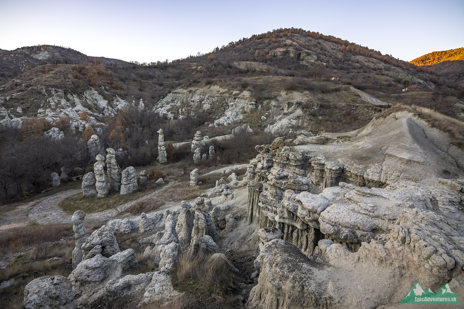 Výhľad na celé skalné mesto Kuklica v plnej paráde