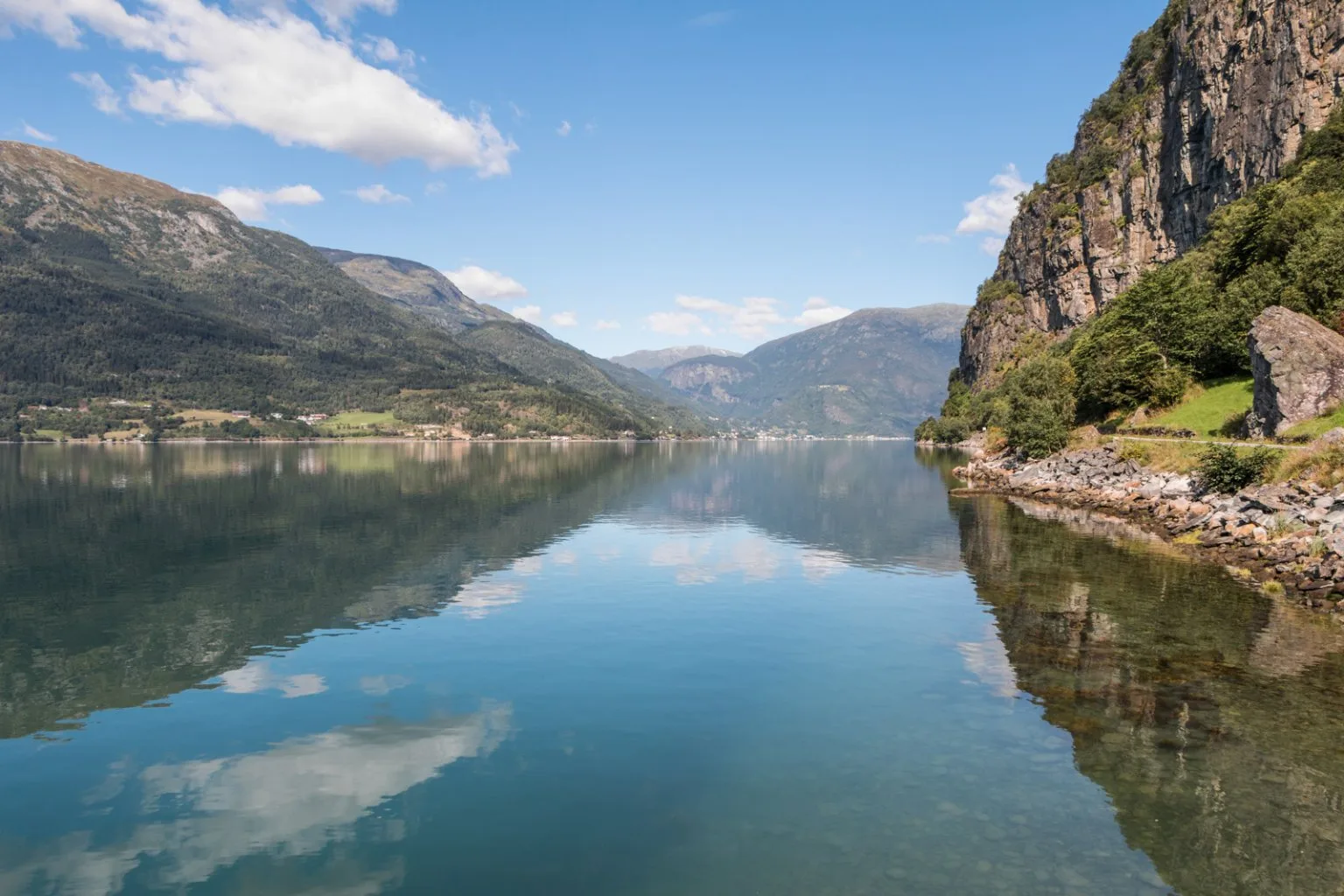 Na brehu Lustrafjorden