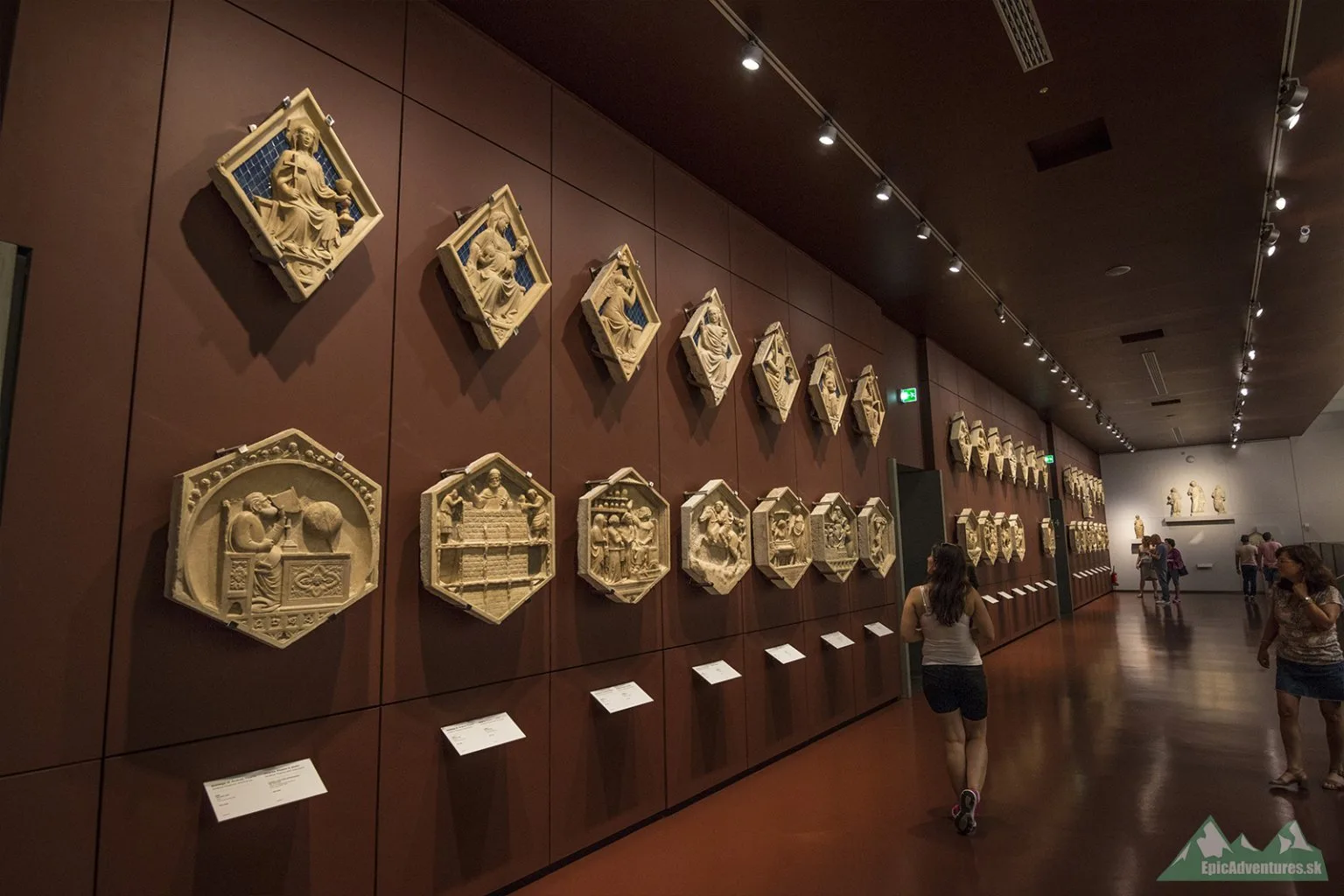 Stena s reliéfmi v múzeu dell'Opera del Duomo