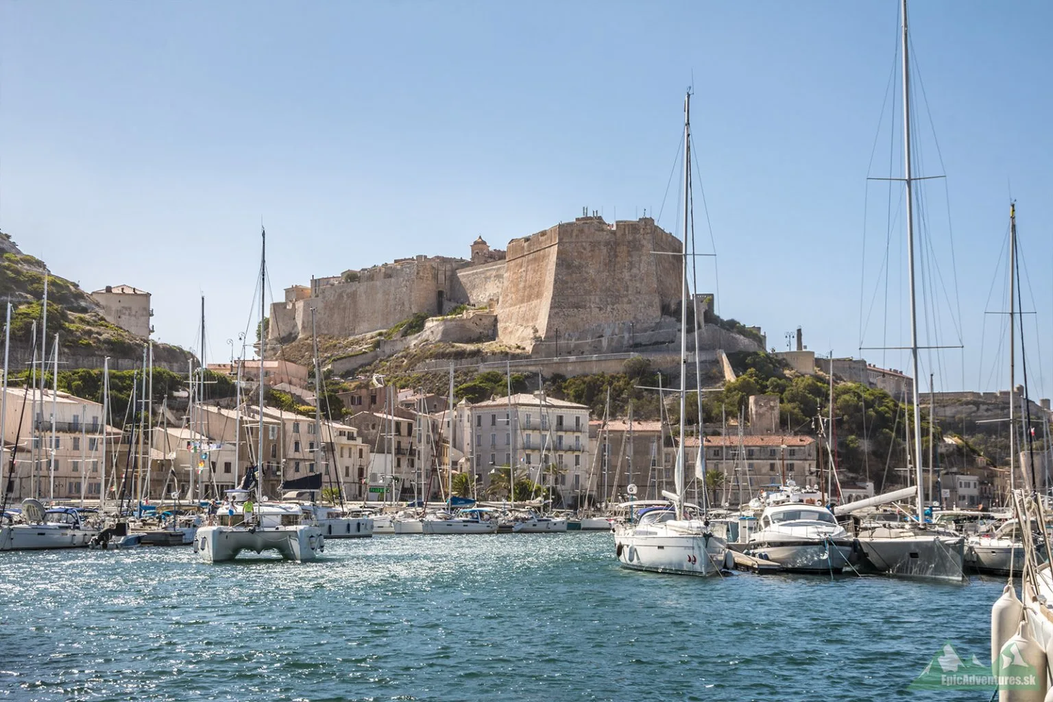 Výhľad z prístavu na opevnené centrum mesta