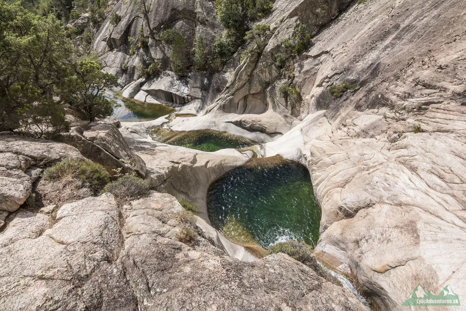 Denník nádejného dobrodruha, Korzika. Malebná rieka v objatí skalnatých masívov