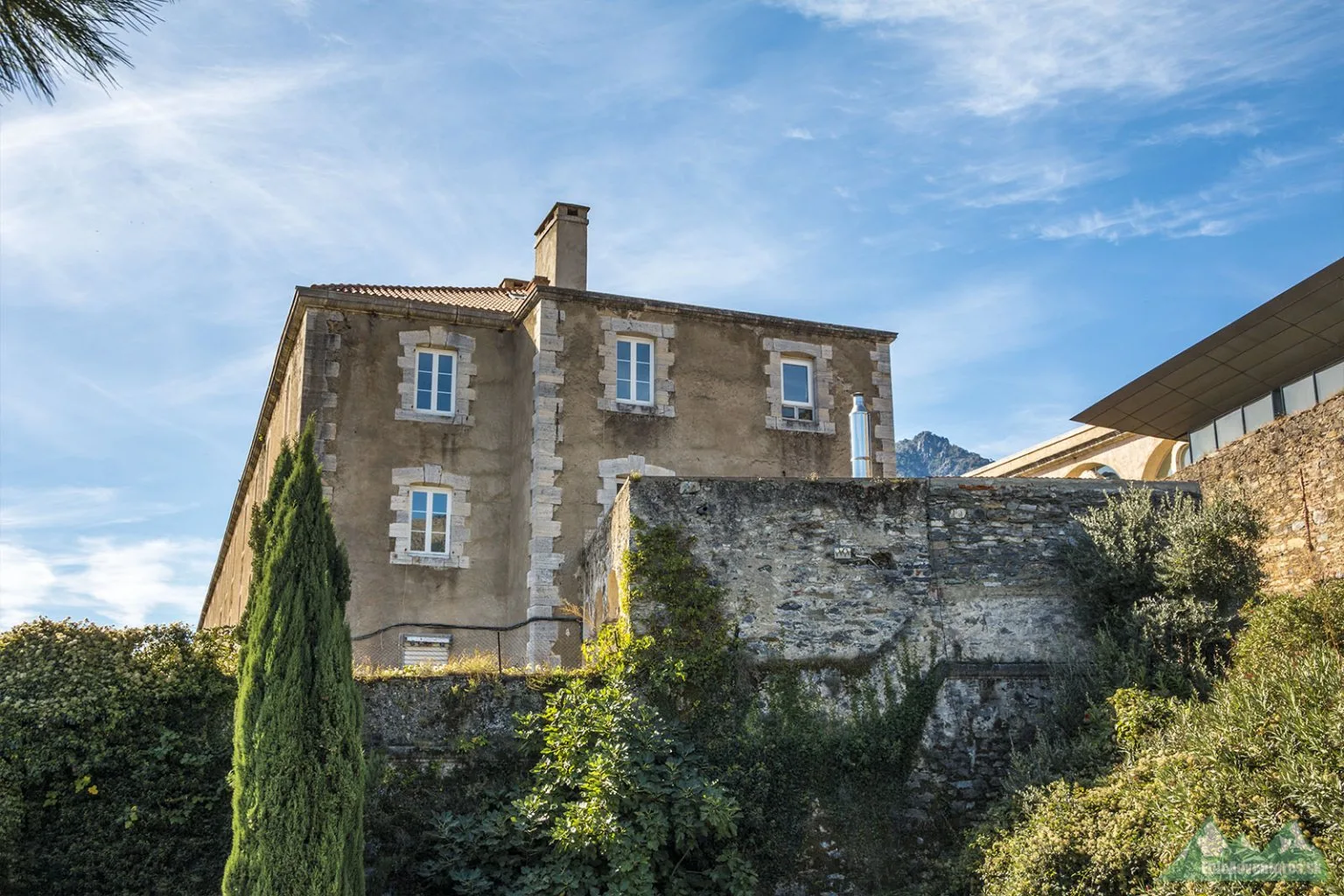 Na parkovisku pod pevnosťou s múzeom 