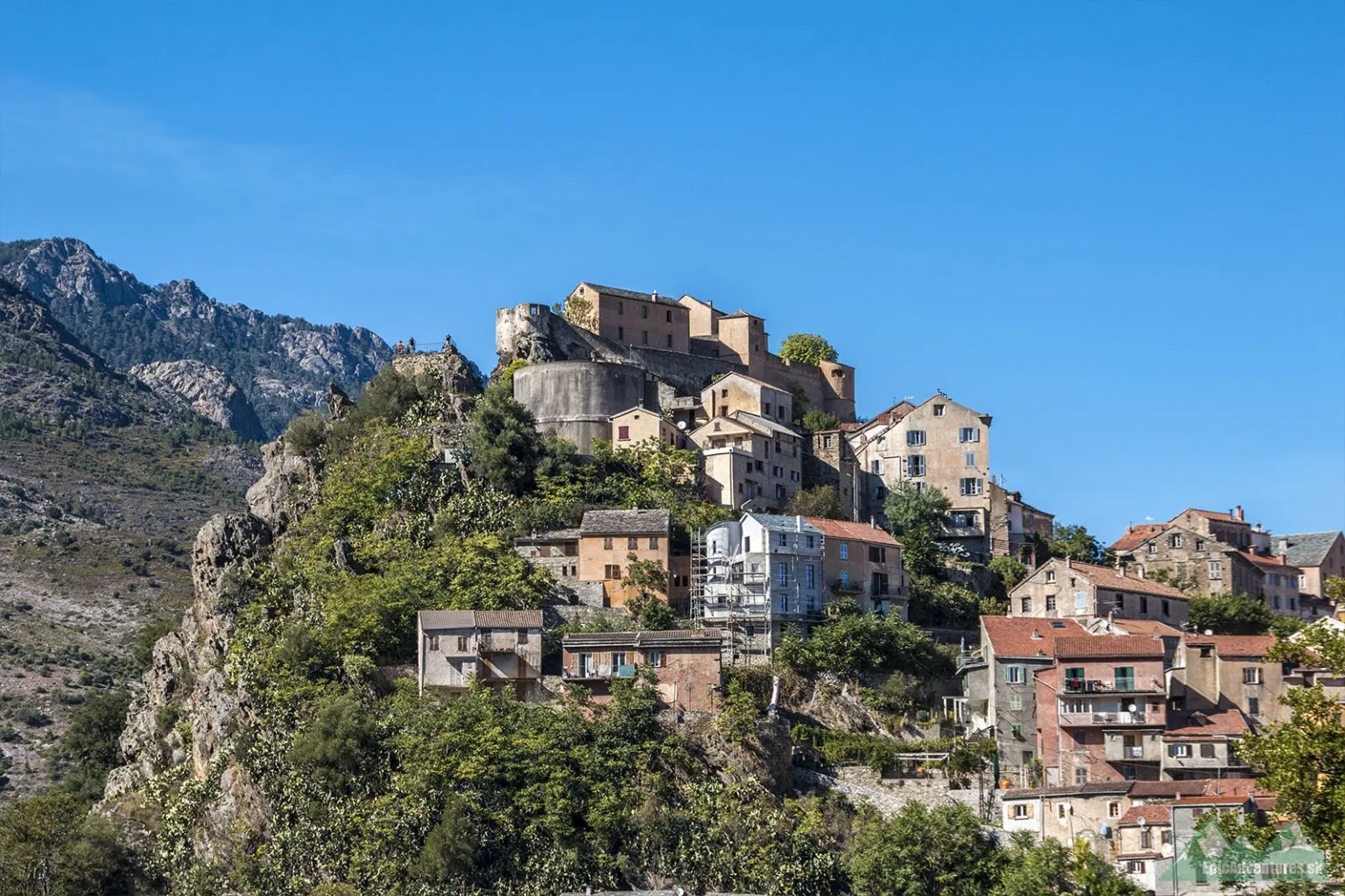 Výhľad na mesto z opačného brehu rieky Tavignano