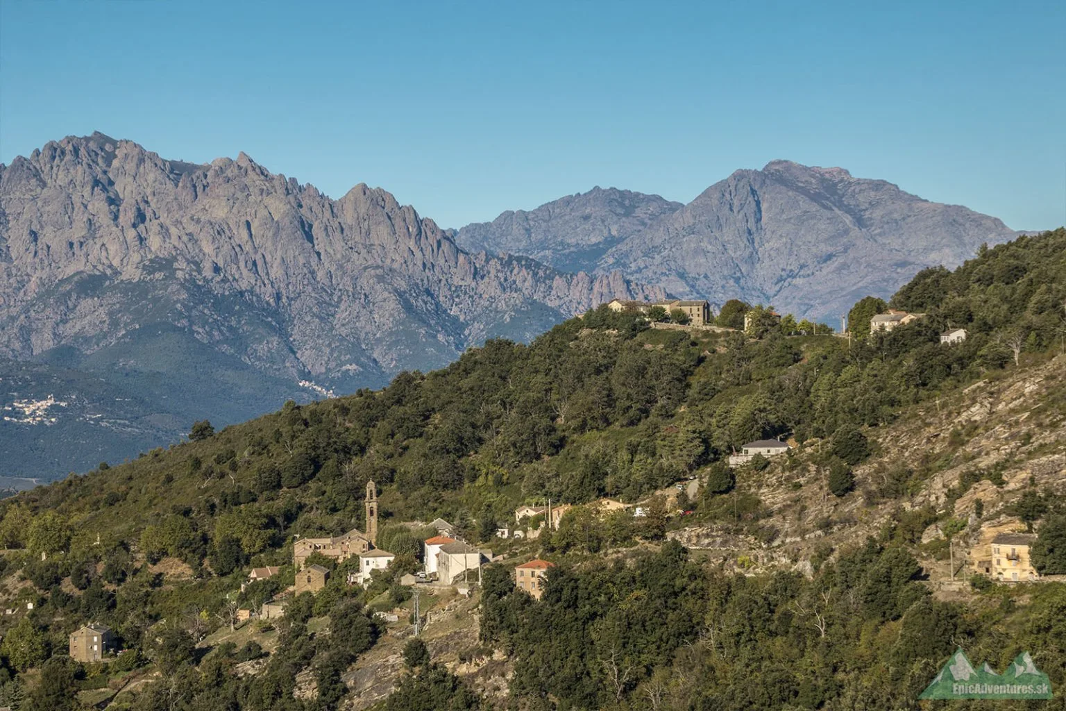 Výhľad na dedinu Morosaglia