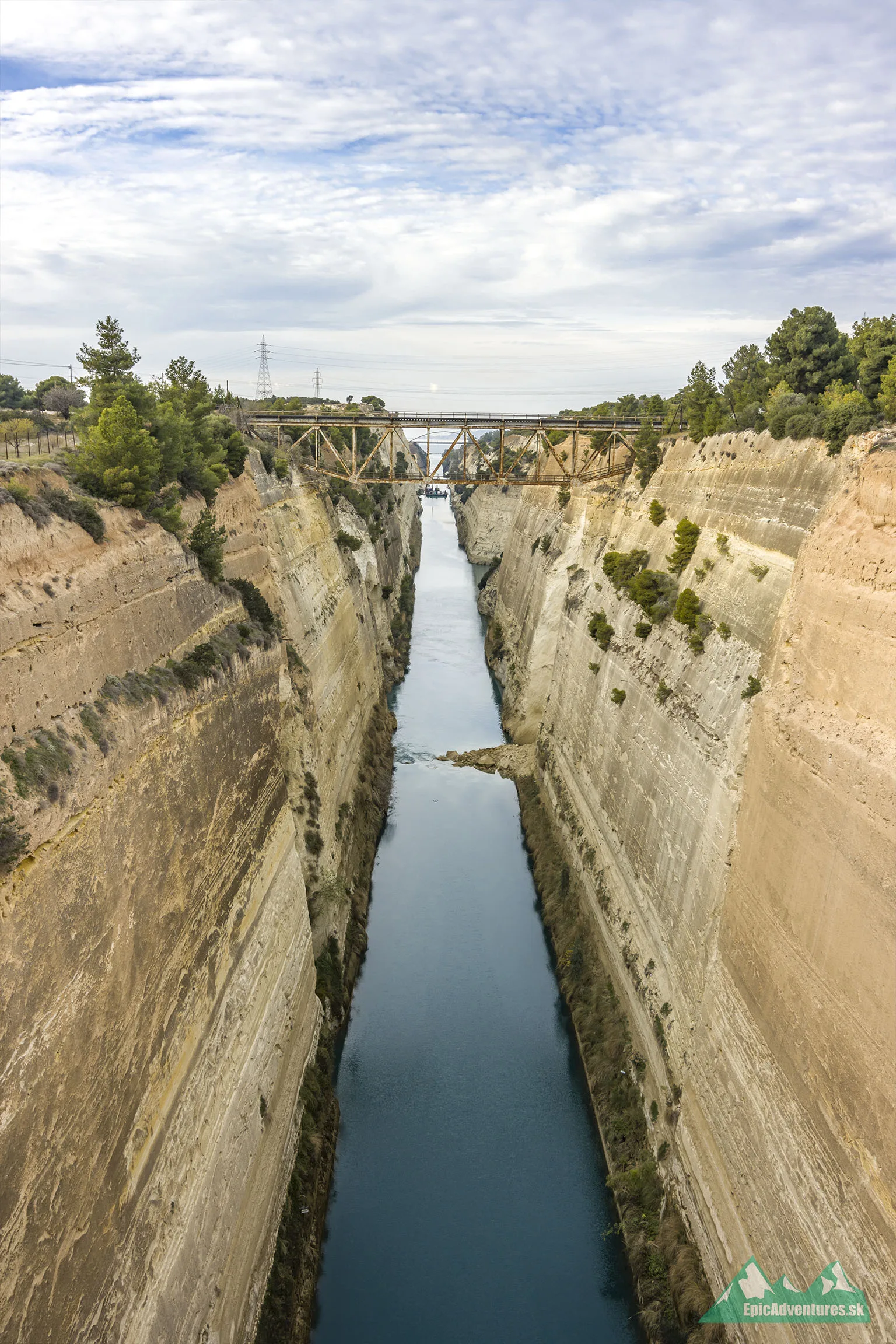 Korintský prieplav má poslednú dobu veľké problémy s eróziou stien, kvôli čomu je často neprieplavný