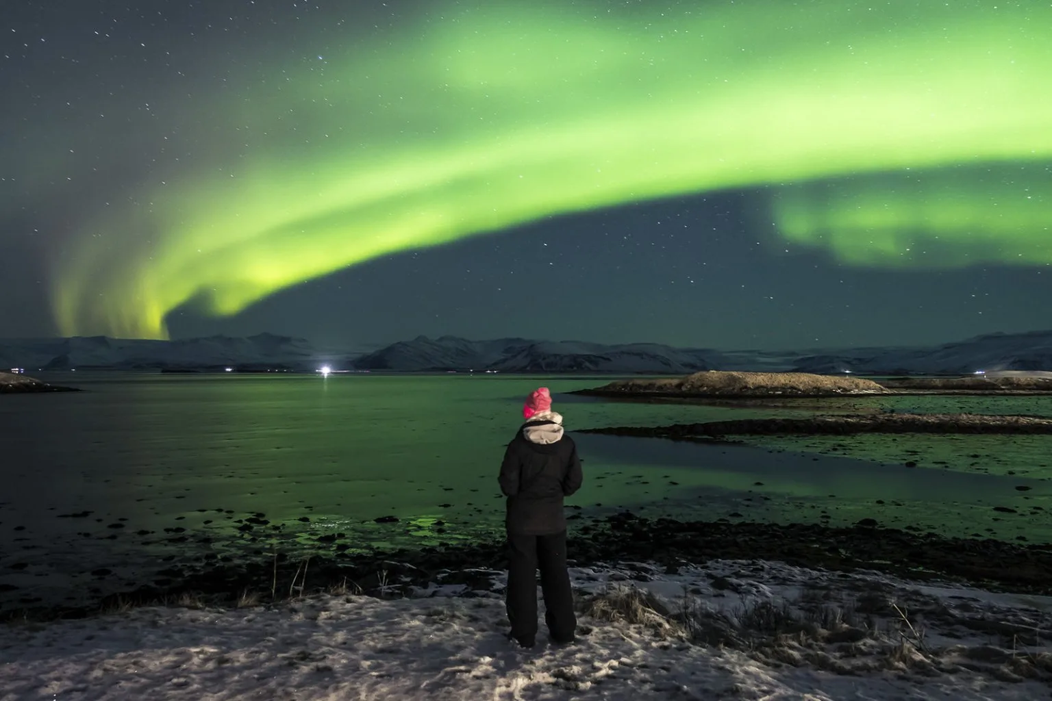 Polárna žiara pri rybárskom mestečku Höfn     Zdroj: wikimedia.org 