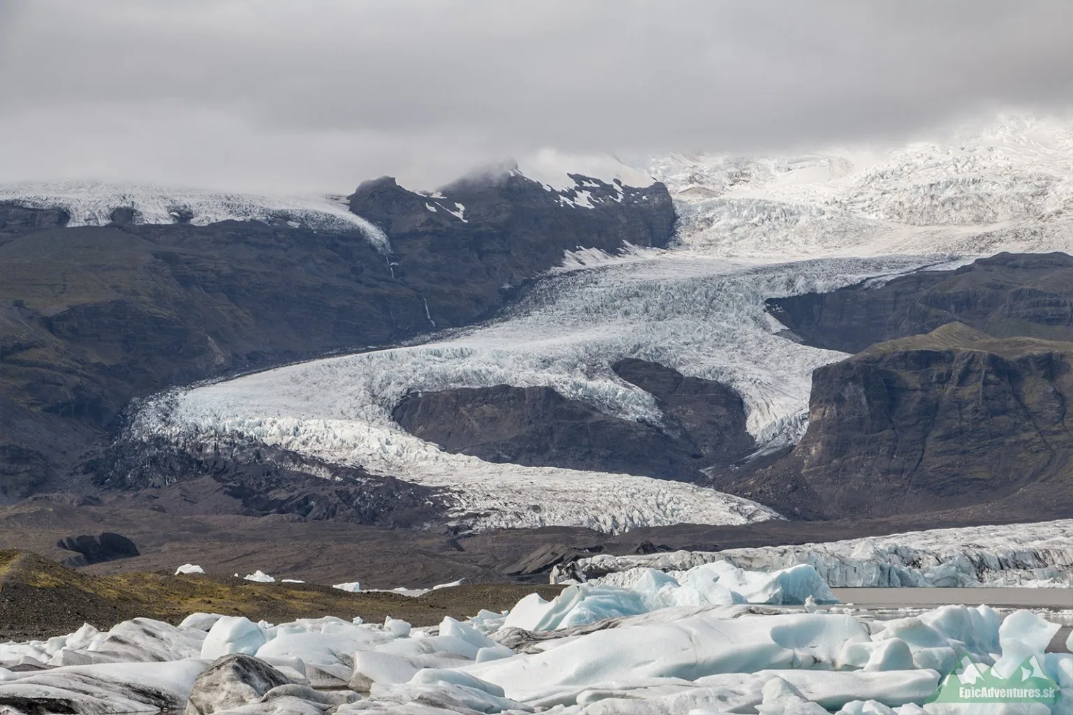 Jeden z mnohých splazov ľadovca Vatnajökull     Zdroj: epicadventures.sk