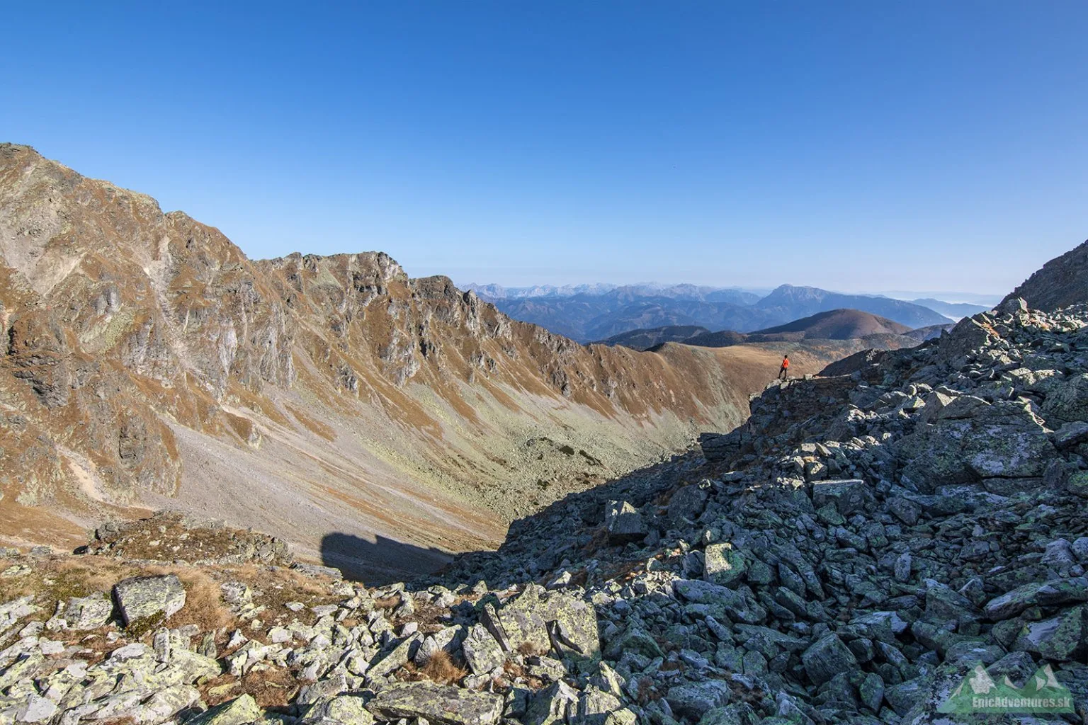 Výhľad na hlboký žľab pod vrcholom 