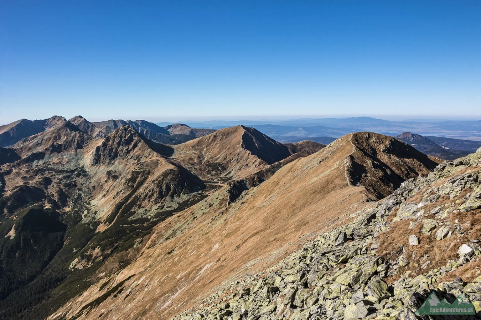 Hrebeň Otrhancov s výhľadom na Západné Tatry  