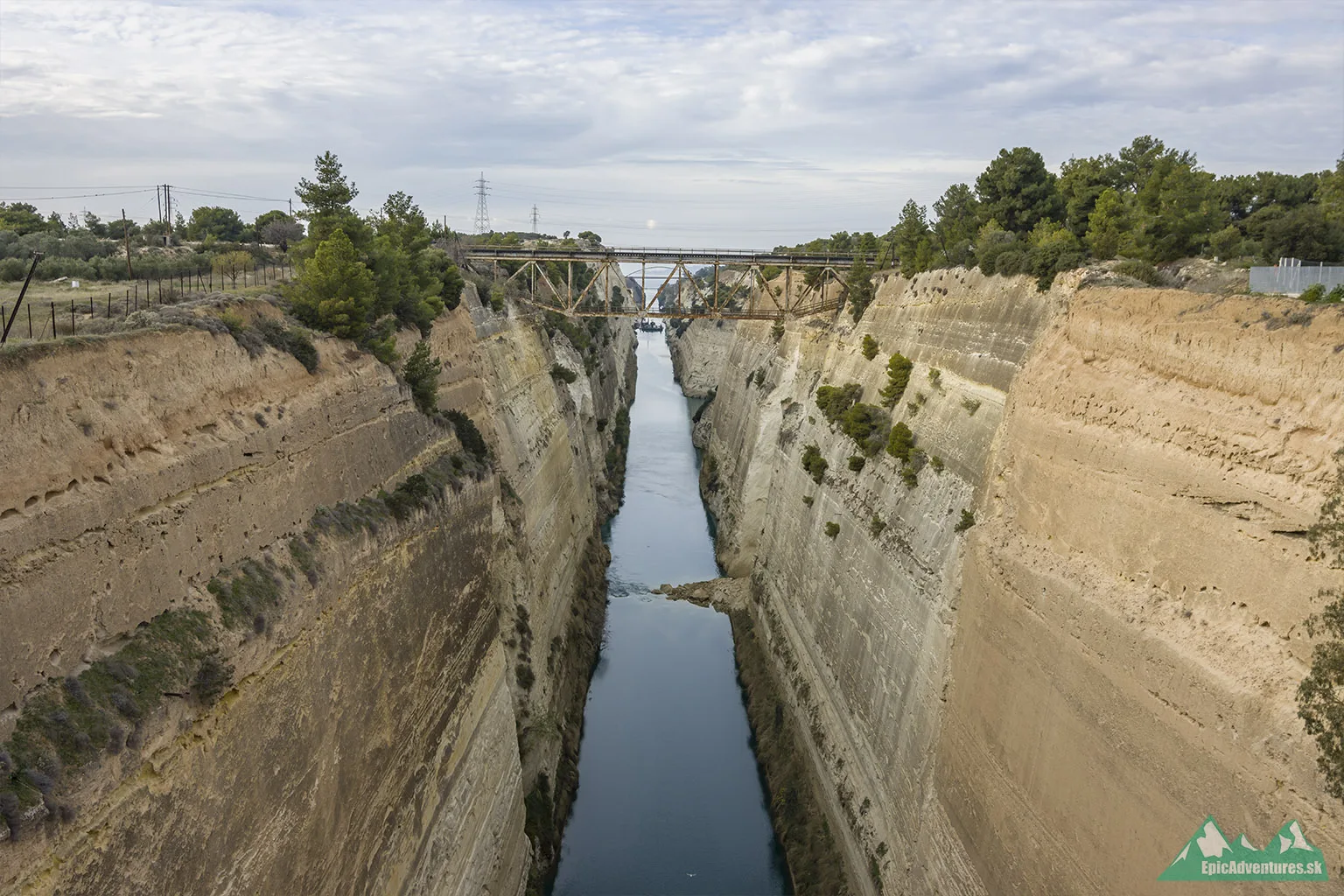 Aj keď je Peloponéz polostrov, je oddelený od pevniny Korintským prieplavom, ktorý z neho robí v podstate ostrov 