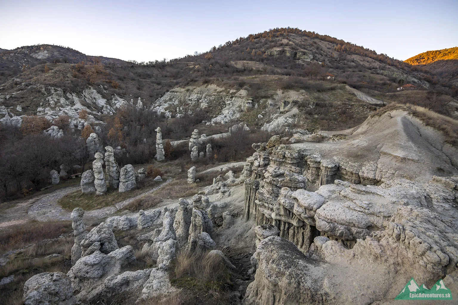 Výhľad na celé skalné mesto Kuklica v plnej paráde