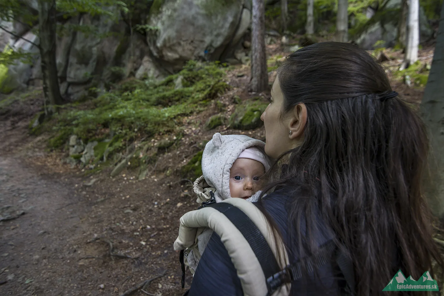 Alickina prvá túra v nosiči, užívala si to, pozerala sa okolo a keď jej bolo dlho, zobrali sme ju na ruky