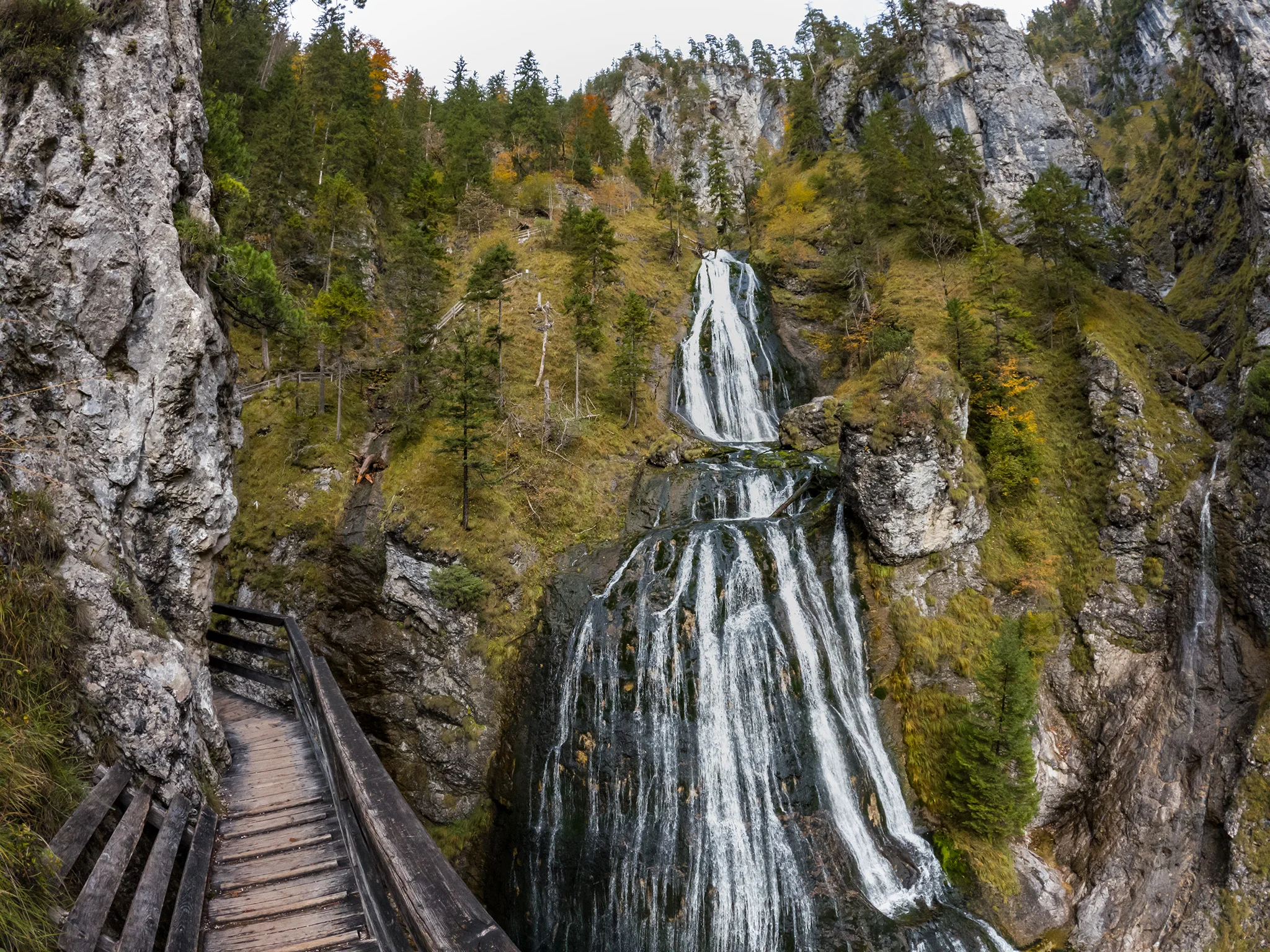 Schleierwasserfall, Závojový vodopád s výškou 39 metrov Schleierwasserfall, Závojový vodopád s výškou 39 metrov