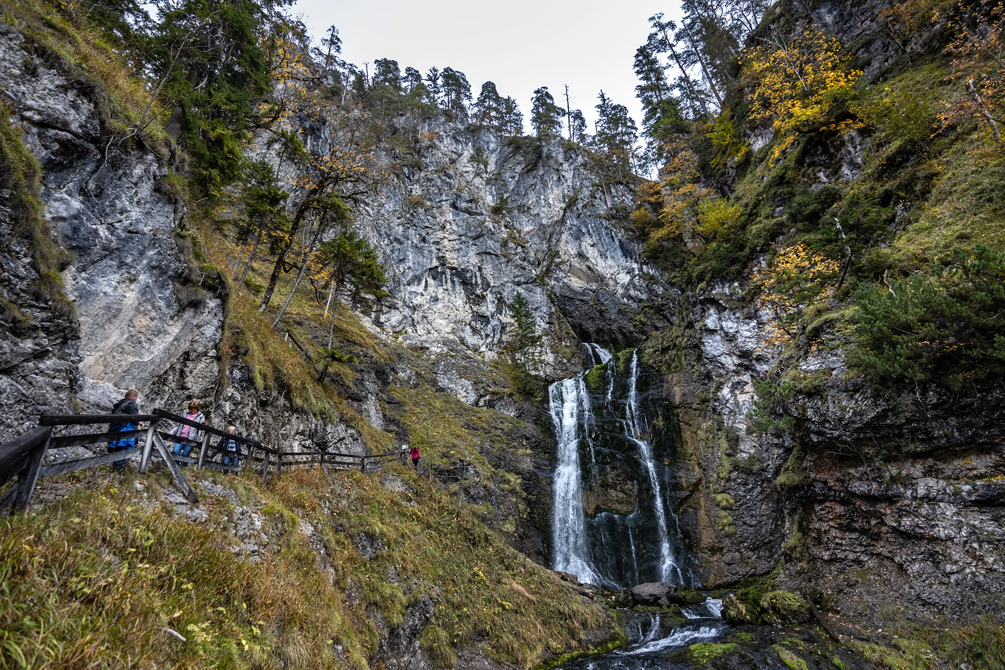 Stúpanie k poslednému vodopádu s výškou 37 metrov, ktorý je obklopený vysokými skalami Stúpanie k poslednému vodopádu s výškou 37 metrov, ktorý je obklopený vysokými skalami